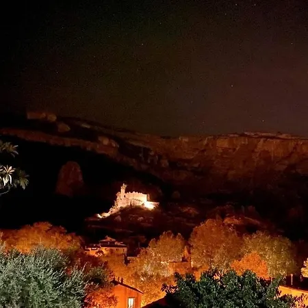 Vue Panoramique Sur Le Chateau,montagne Et Grottes * Fontaine-de-Vaucluse