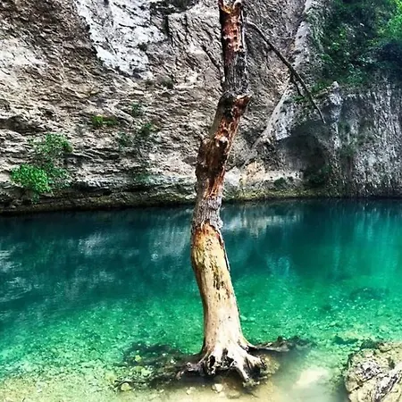 Vue Panoramique Sur Le Chateau,montagne Et Grottes *