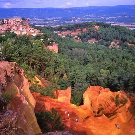 Vue Panoramique Sur Le Chateau,montagne Et Grottes * Fontaine-de-Vaucluse