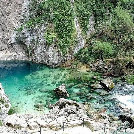 Vue Panoramique Sur Le Chateau,montagne Et Grottes